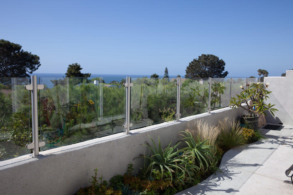 Glass fence installation. Del Mar Ca